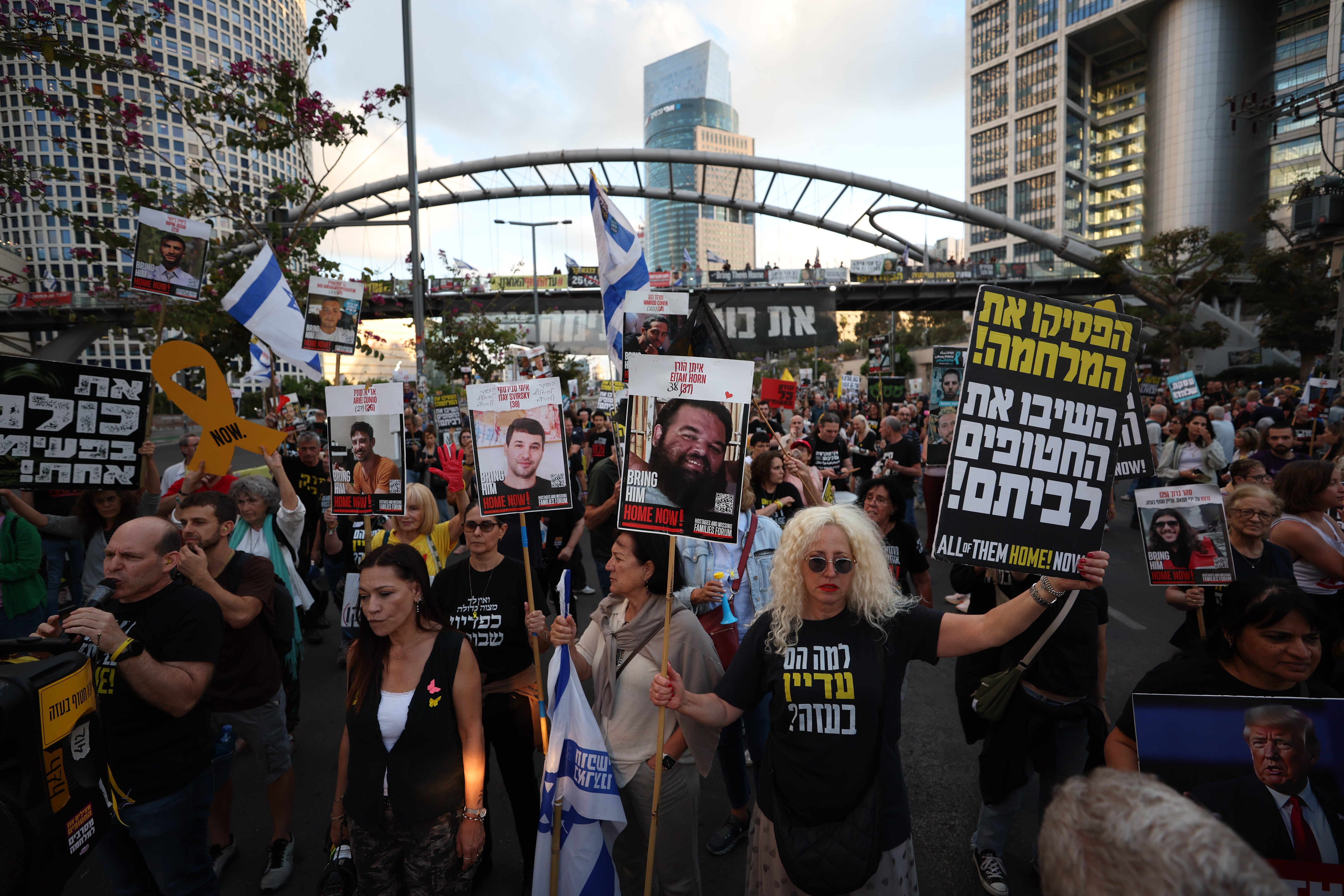 İsrail'in Gazze'ye saldırılarının 600. gününde esir yakınları, anlaşma talebiyle Tel Aviv'de yol kapattı. (AA)