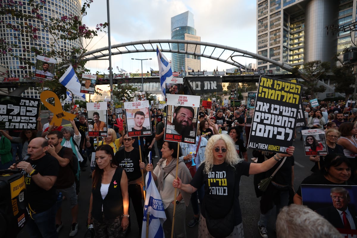 İsrail'in Gazze'ye saldırılarının 600. gününde esir yakınları, anlaşma talebiyle Tel Aviv'de yol kapattı. (AA)