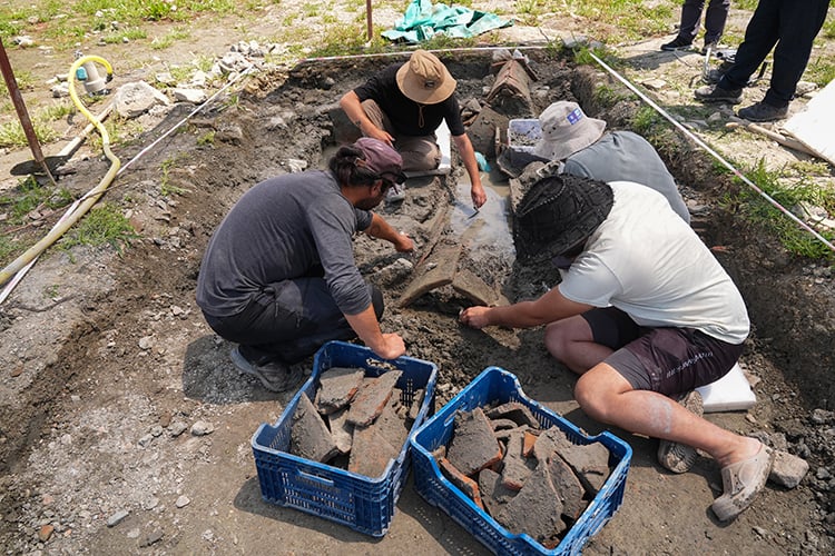 İznik'te bazilikanın çevresindeki mezarlıklar gün yüzüne çıkarılıyor