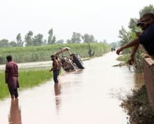 Pakistan’da muson felaketi Pencap’ta 300 bin kişi tahliye edildi