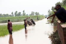 Pakistan’da muson felaketi Pencap’ta 300 bin kişi tahliye edildi