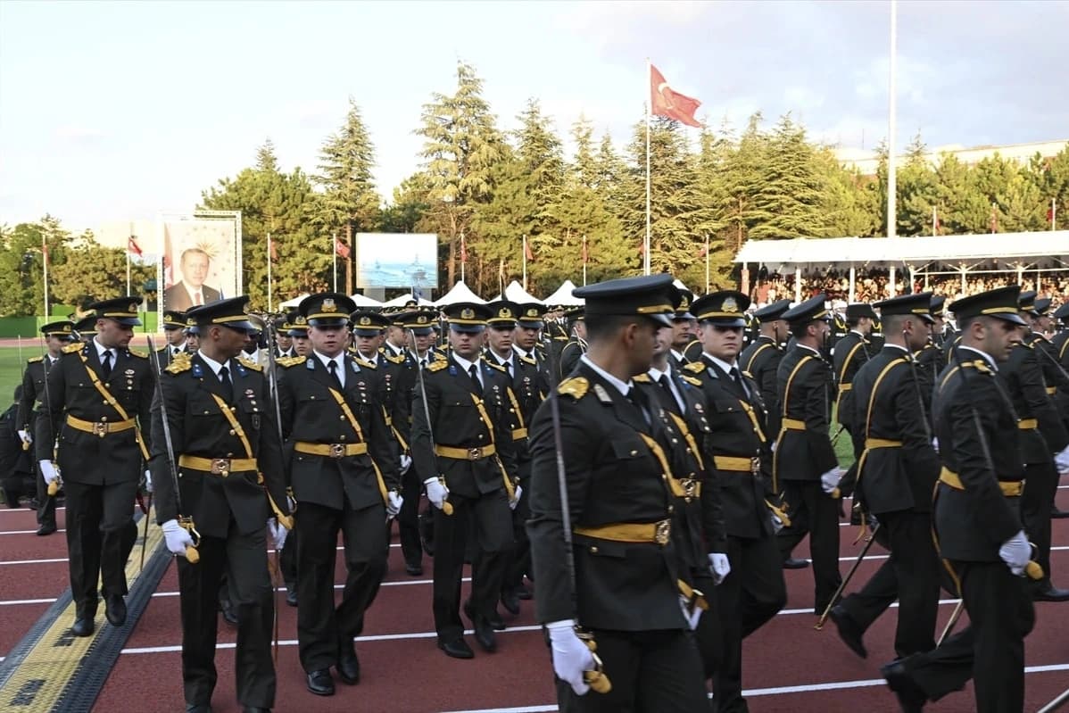Türk Silahlı Kuvvetleri'ne taze kan | Genç Teğmenler ordu saflarına katıldı
