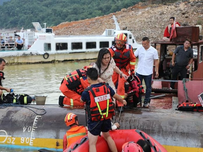 Çin'de tur teknesi alabora oldu: 27 kişi kurtarılırken 2 kişi öldü