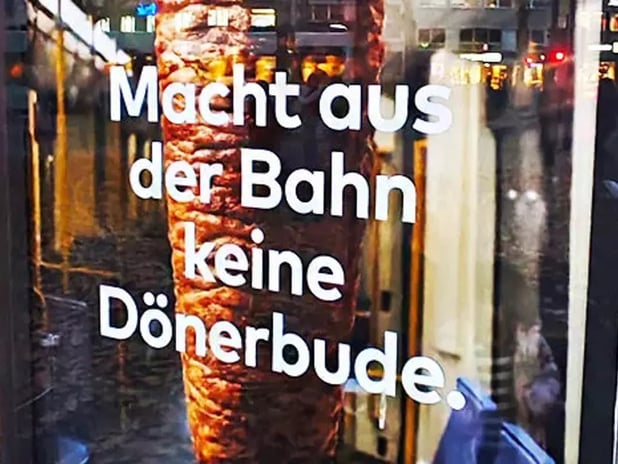 Köln'de skandal kampanya: Döner afişiyle Türklere hakaret ettiler