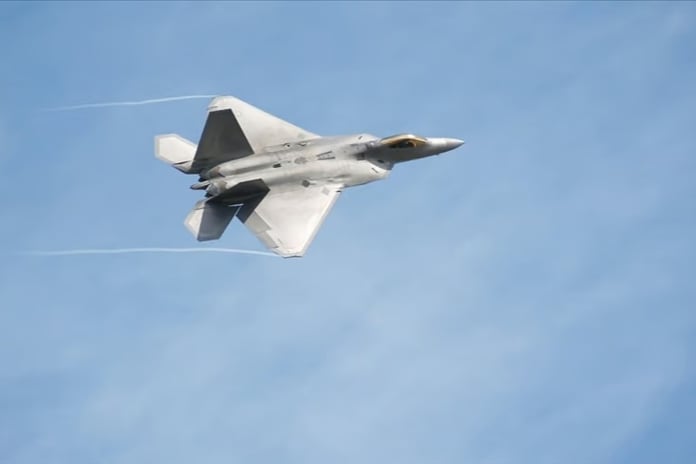 F-22, ilk kez görevde İHA komuta etti