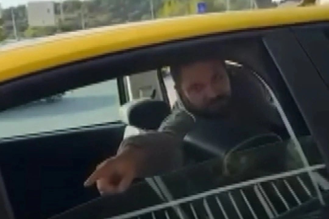 Yolcular yardım istedi, taksi şoförü tepki gösterdi