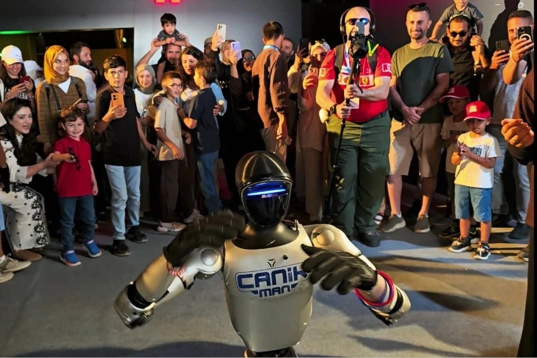 İnsansı robot CANİKMAN TEKNOFEST şarkısıyla dans etti