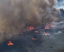 Rüzgarın ani yön değiştirmesiyle ekipler alevlerin ortasında kaldı