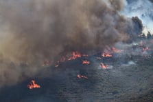 Rüzgarın ani yön değiştirmesiyle ekipler alevlerin ortasında kaldı