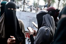 İspanya'da Kongre aşırı sağcı Vox'un burka ve peçe yasağı teklifini reddetti