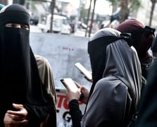 İspanya'da Kongre aşırı sağcı Vox'un burka ve peçe yasağı teklifini reddetti