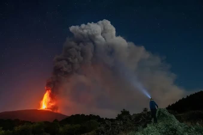 Etna yeniden kül püskürttü