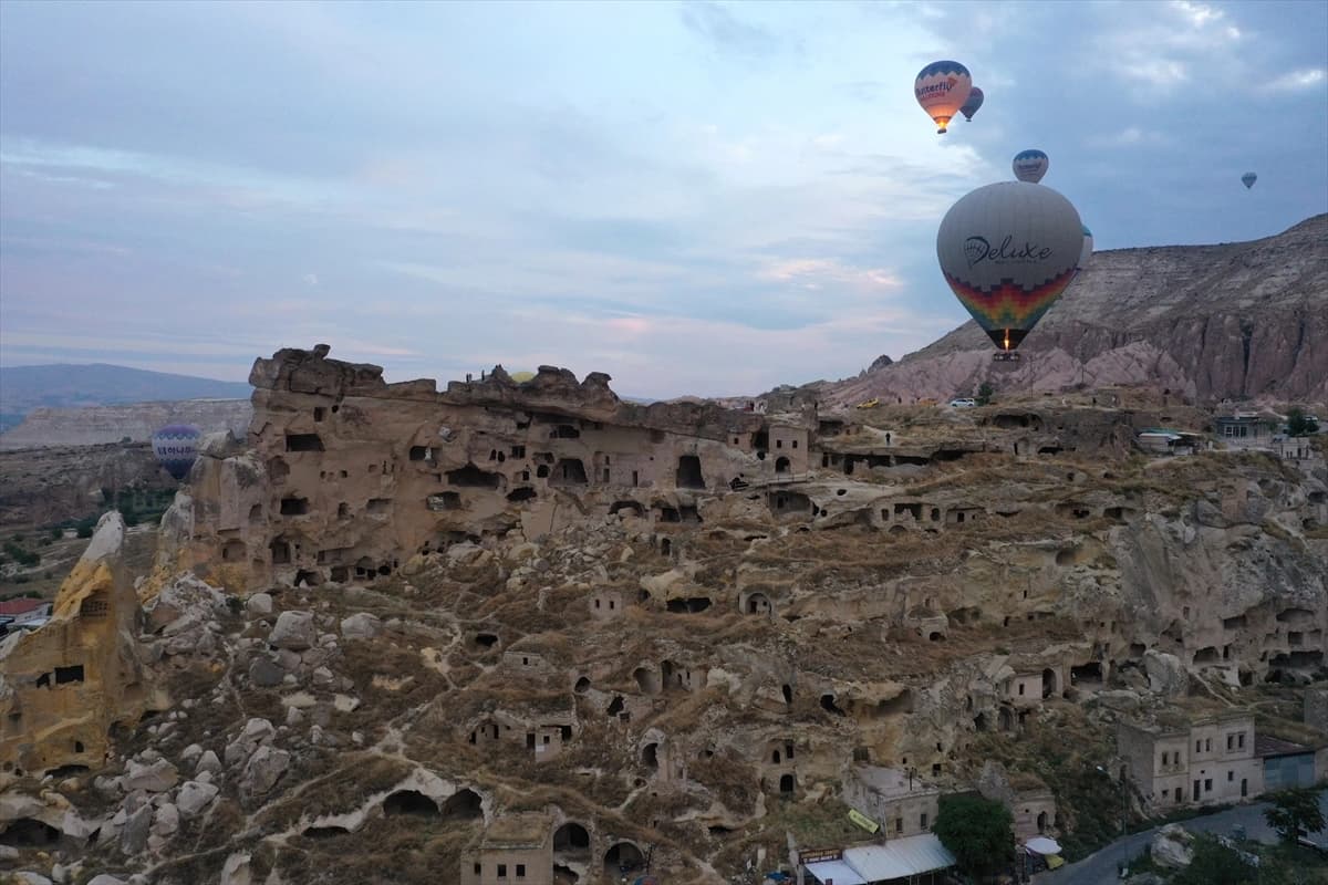 Uzak Doğulu turistlerin balon keyfi kameraya yansıdı