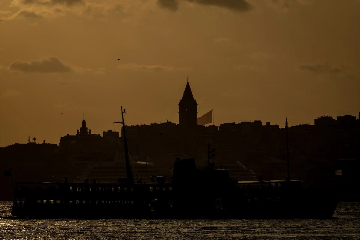 İstanbul'un tarihi silüeti gün batımında objektife yansıdı