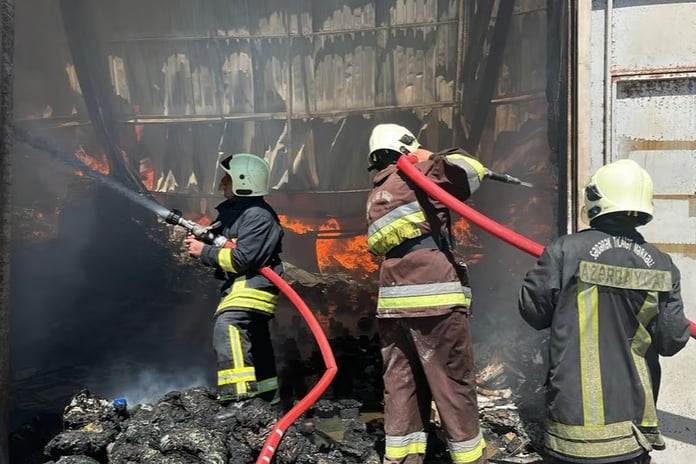 Bakü’de alışveriş merkezi deposunda büyük yangın