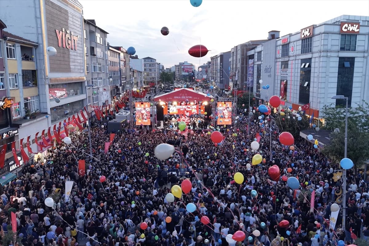 Sultanbeyli'de kanseri yenen minik Zeyd için gökyüzü balonlarla renklendi