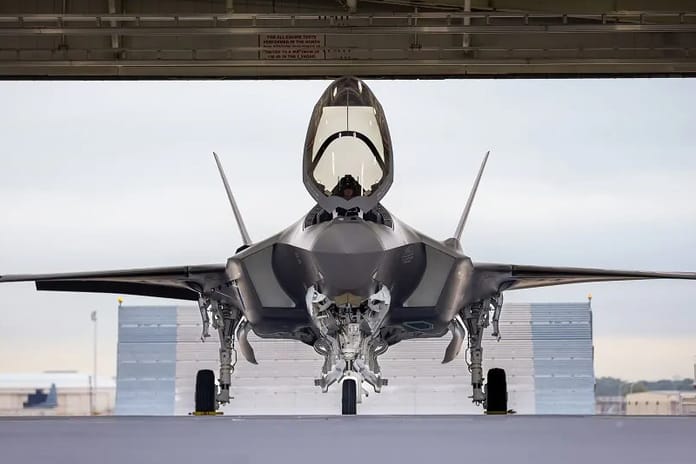 Polonya için üç yeni F-35A Husarz uçağı üretim hattından çıktı
