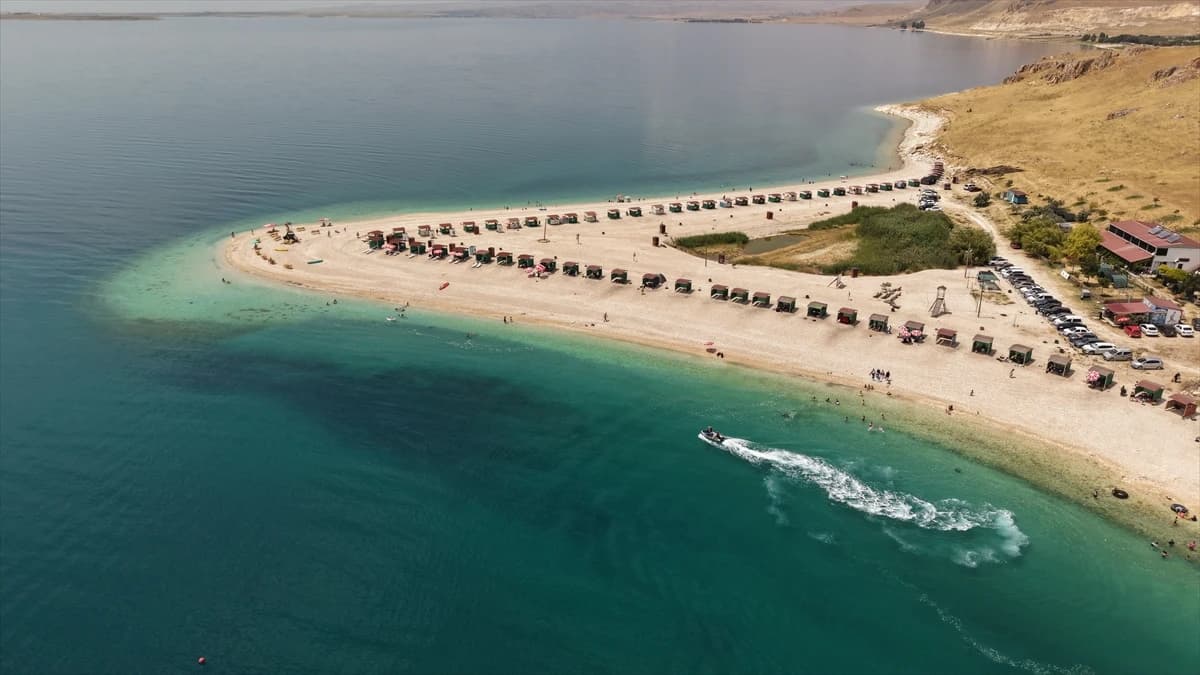 Turkuaz'ın bin bir tonu: Çakıl Adası