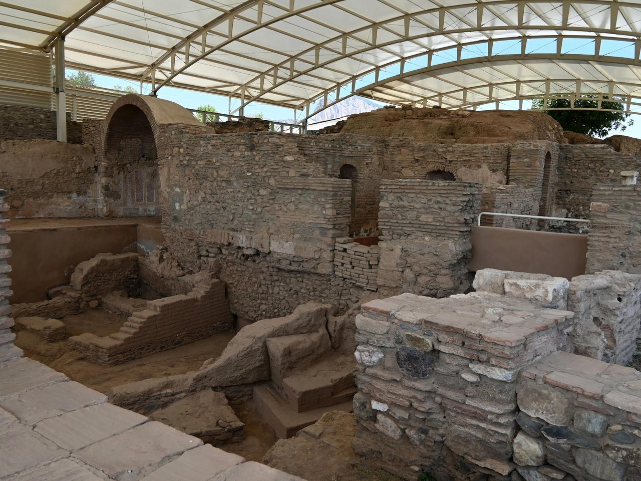 Sardes'te 2 bin 800 yıllık Lidya Sarayı