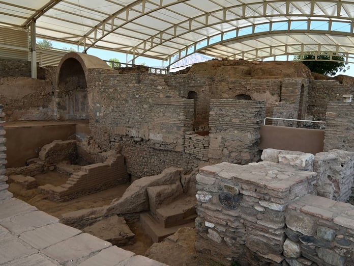 Sardes'te 2 bin 800 yıllık Lidya Sarayı'nın kalıntılarına ulaşıldı