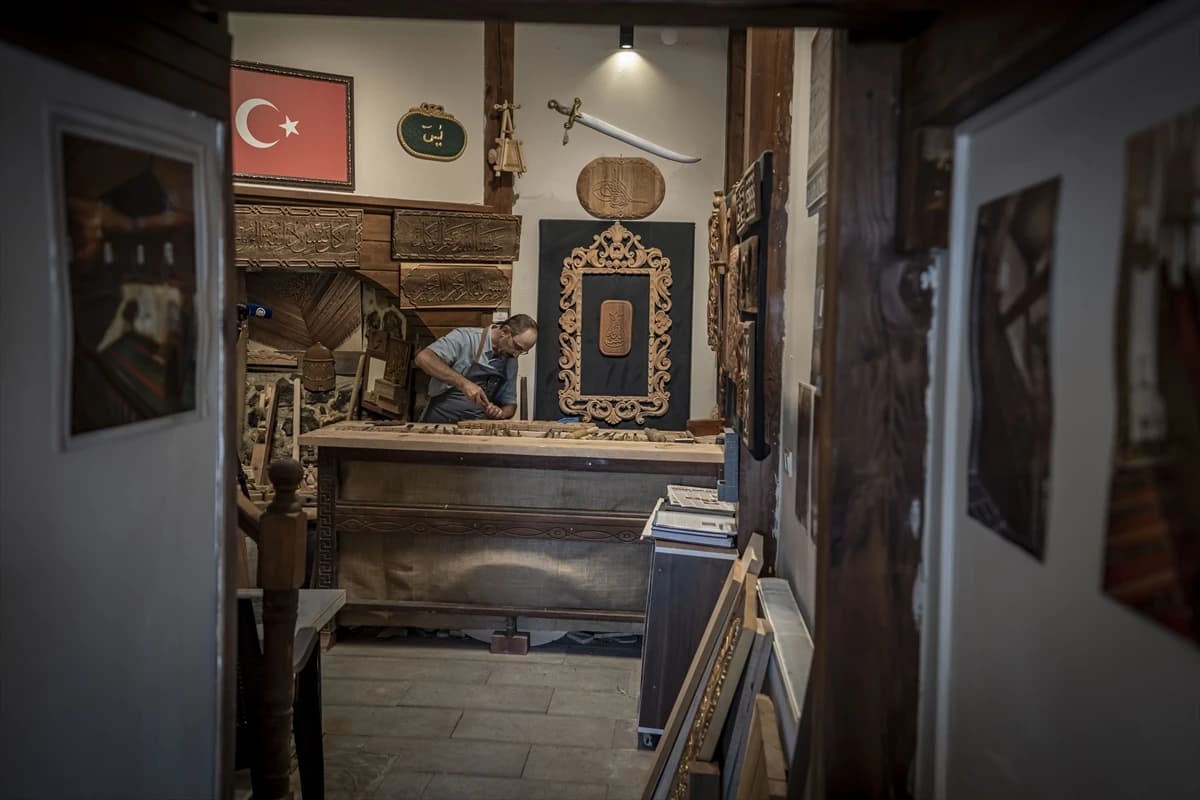 Ahşap oymacılığının "kültürel miras taşıyıcısı" usta, sanatını gelecek kuşaklara aktarıyor