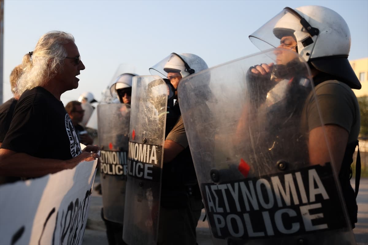 Yunan aktivistler İsraillileri taşıyan gemiyi protesto etti