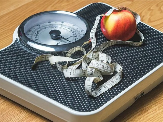 "Yağ hapishaneleri" tartışması büyüyor: Kilo kamplarında katılımcılar günde iki kez tartılıyor