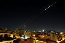 İran İsrail'e gece saatlerinde füze saldırısı düzenledi