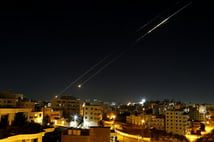 İran İsrail'e gece saatlerinde füze saldırısı düzenledi