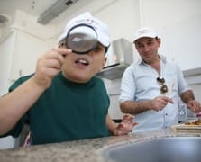 Engelleri aşan babalar: Özel bireyler ile birlikte yemek yapıp müzik kursu aldılar