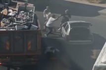 Aracın bagajından çıkardığı baltayla tartıştığı sürücüye saldırdı