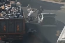 Aracın bagajından çıkardığı baltayla tartıştığı sürücüye saldırdı