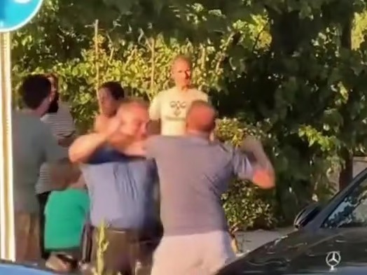 CHP'li meclis üyesi ile Polis memuru arasında yumruklu kavga!