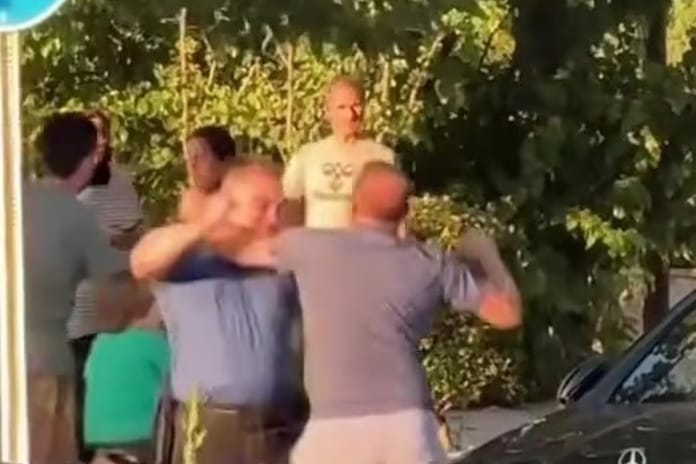 CHP'li meclis üyesi ile Polis memuru arasında yumruklu kavga!