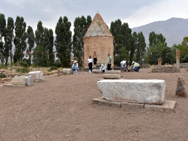 Van'daki Selçuklu Mezarlığında 6 yeni mezar keşfedildi