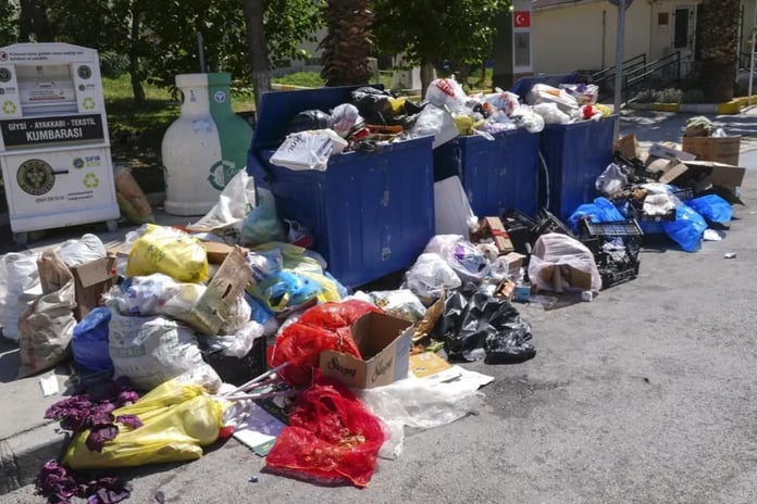 İzmir'de belediye krizi büyüyor