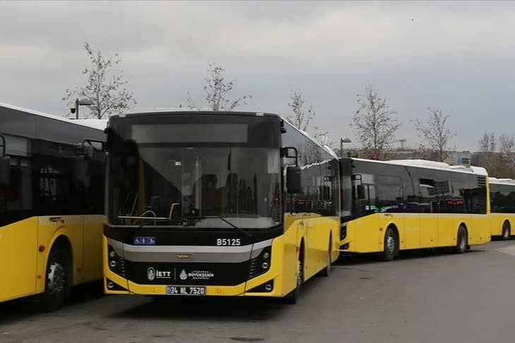 İETT şoföründen vurdumduymaz araç kullanımı: Ayağı dışarda kullandı