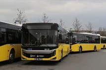 İETT şoföründen vurdumduymaz araç kullanımı: Ayağı dışarda kullandı