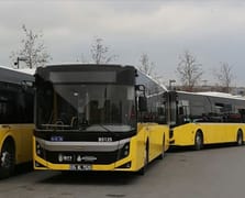 İETT şoföründen vurdumduymaz araç kullanımı: Ayağı dışarda kullandı