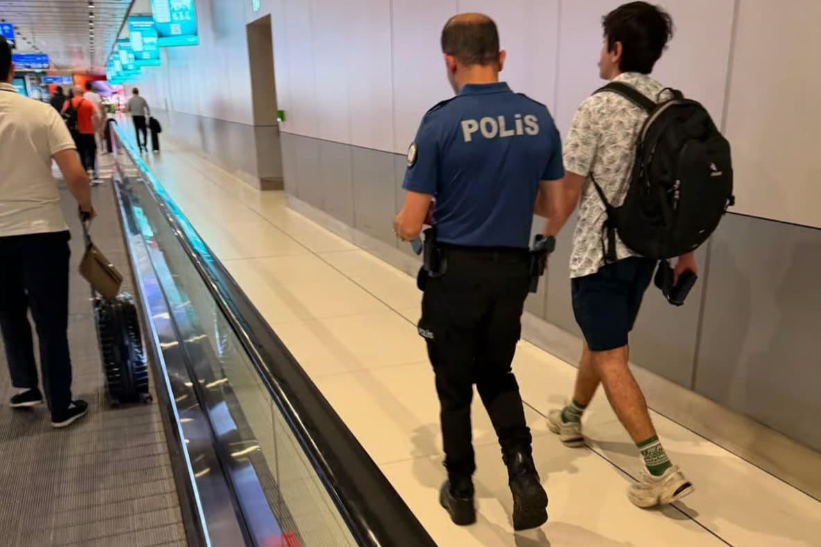 Hakkında soruşturma başlatılmıştı: Komedyen Deniz Göktaş havaalanında gözaltına alındı