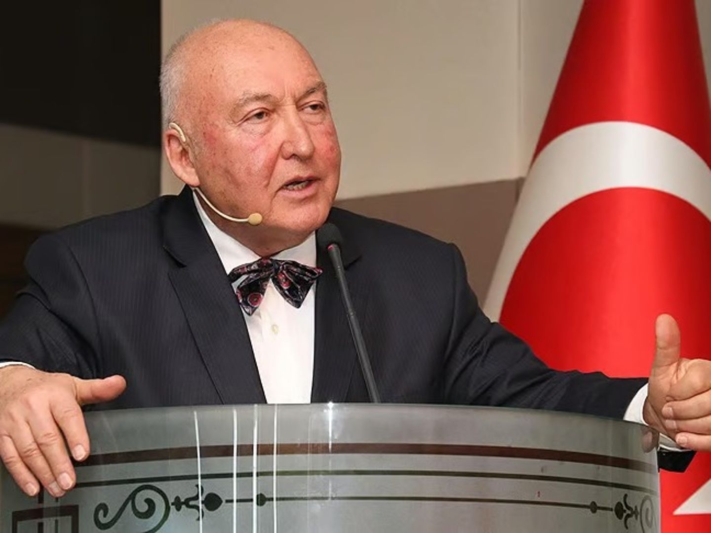"Kalp krizi geçirirken beni evde tek başıma bıraktı" diyerek mahkemeye koştu: Deprem uzmanı Ahmet Ercan'ın 24 yıllık evliliği bitiyor!