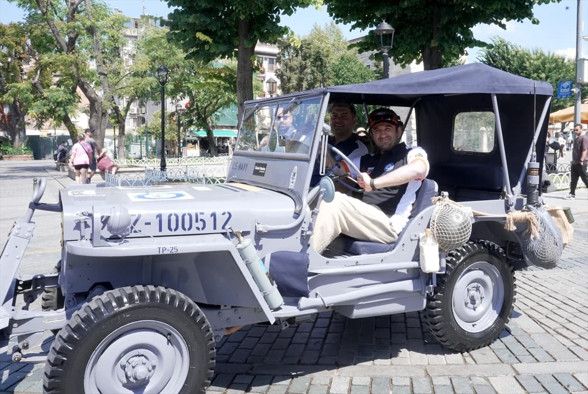 Sultanahmet Meydanı zamana meydana okuyan otomobillerle süslendi