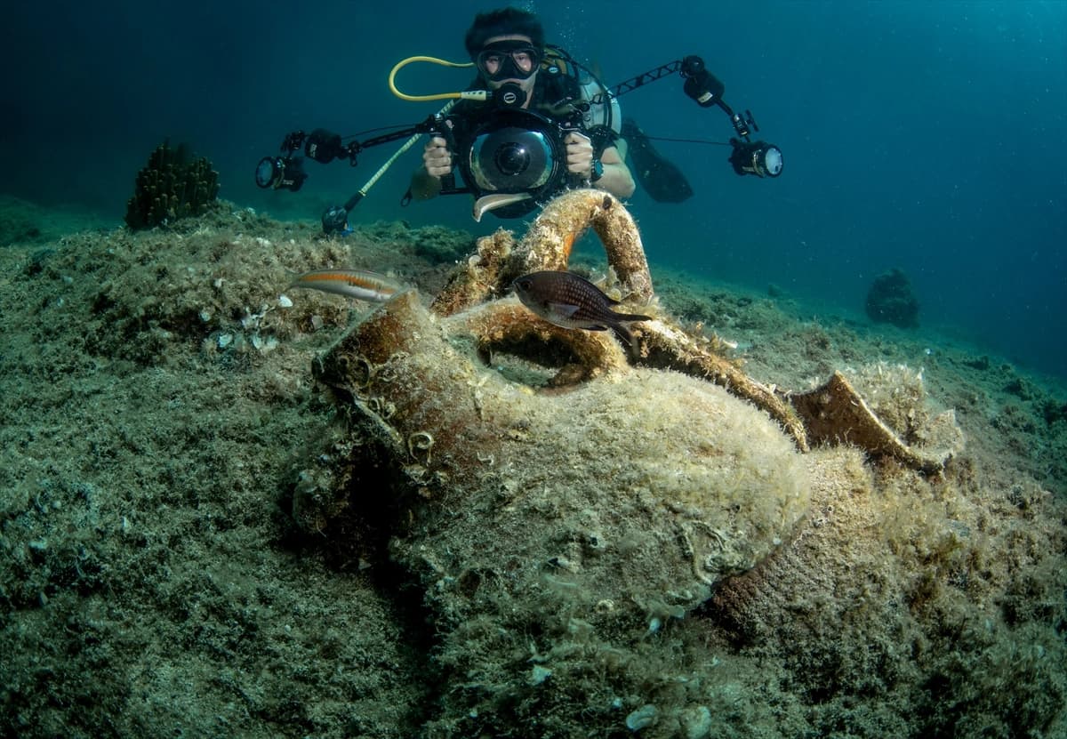 Deniz kirliliğinin sudaki izlerini fotoğraflıyor