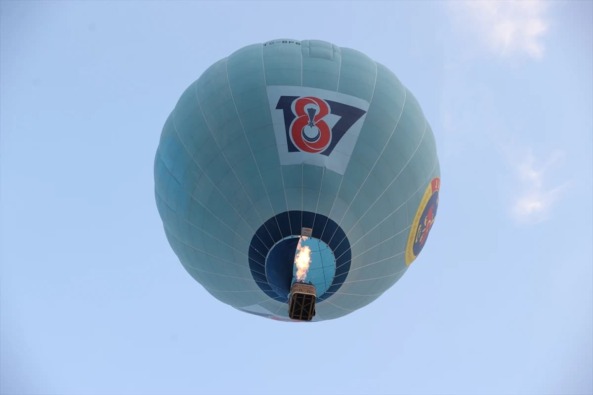 Kapadokya semalarında nefes kesen gösteri: JÖAK paraşüt timi sıcak hava balonundan atladı