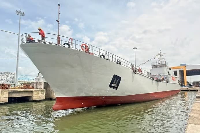 Vietnam ilk çıkarma gemisini indirdi