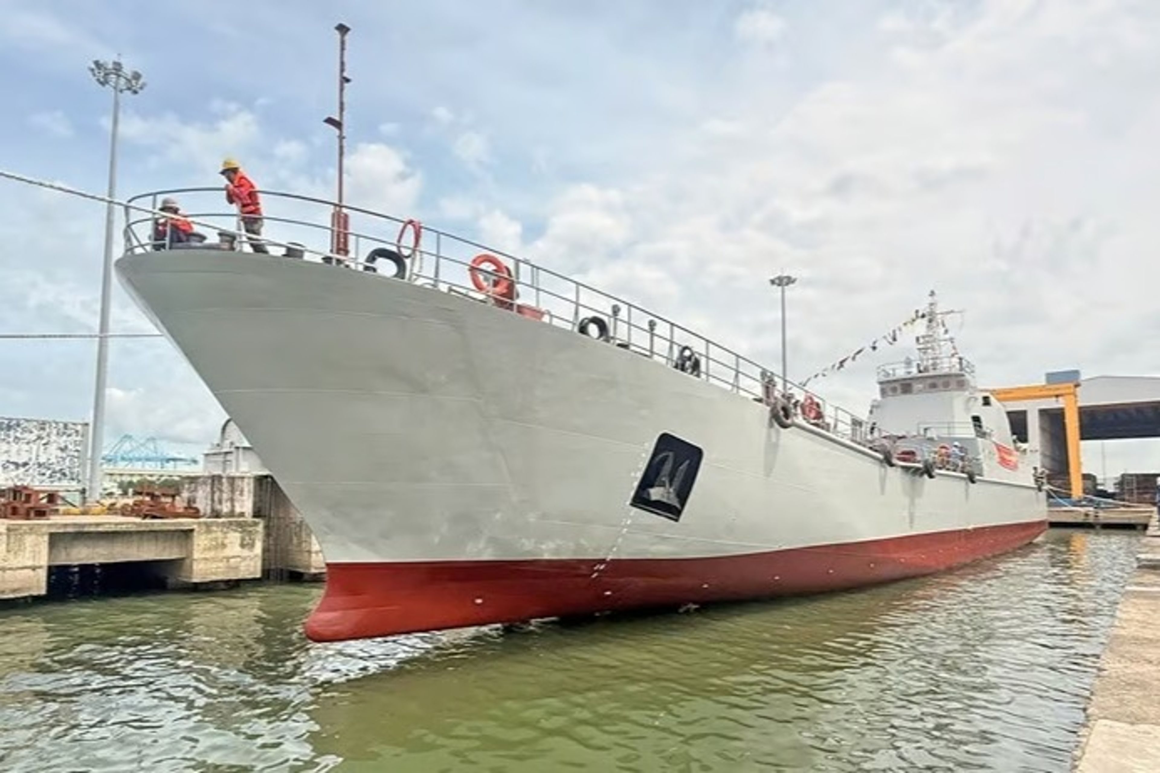 Vietnam, ilk yerli Amfibi çıkarma gemisini denize indirdi