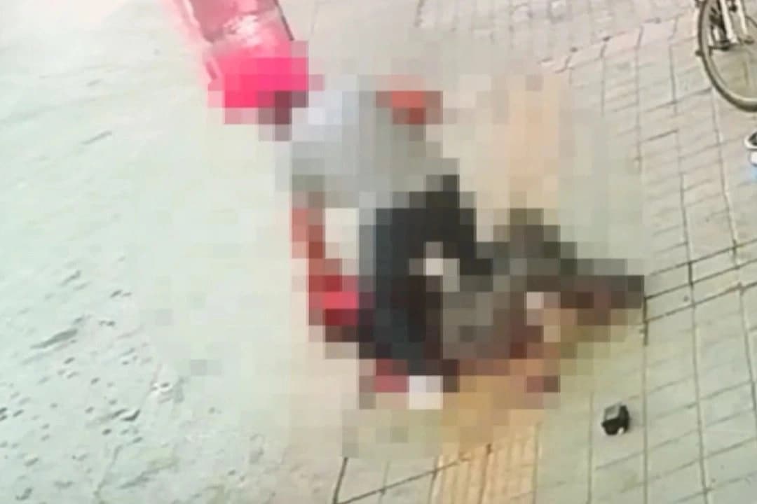 Sokakta eski eşini bıçaklayıp kaçtı