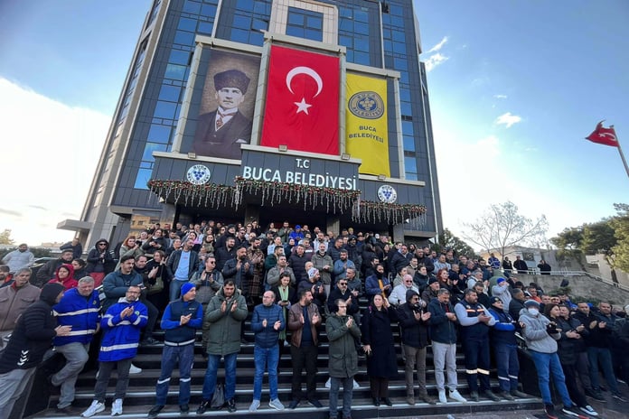 İzmir Buca'da maaş alamayan işçiler greve başladı
