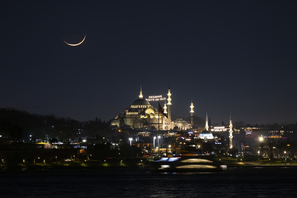 Ramazan hilali Süleymaniye Camii ile aynı karede