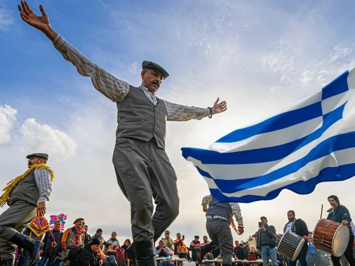 Yunanistan bu kez de zeybek oyununa göz dikti! Sosyal medyada infial yarattı